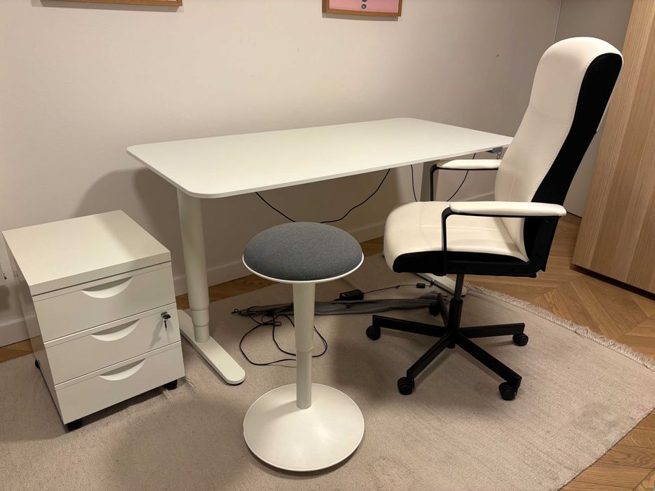Meble biurowe IKEA / home office – zestaw: biurko regulowane, krzesło, stołek, szafka