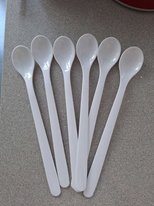 Colheres brancas para copos altos
