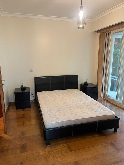 Cama de Casal e Mobília de Quarto