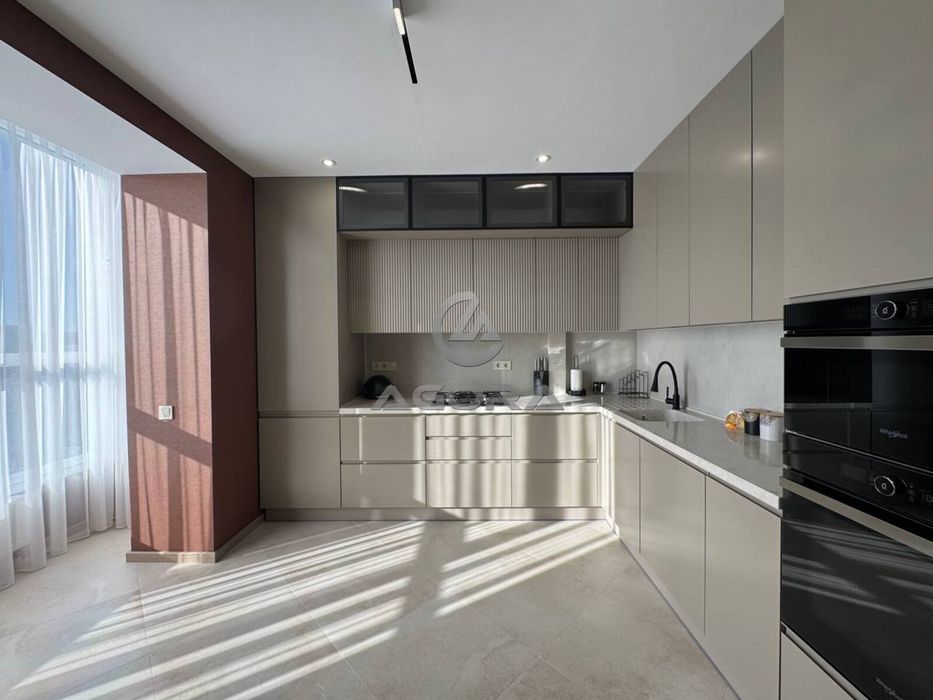 Продається трикімнатна квартира з дизайнерським ремонтом