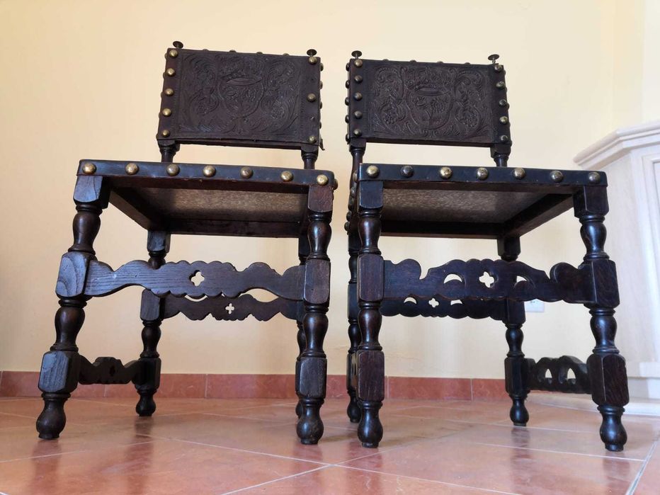 Antiguidades - Vendo Conjunto Cadeiras Couro Preto Séc. XVII