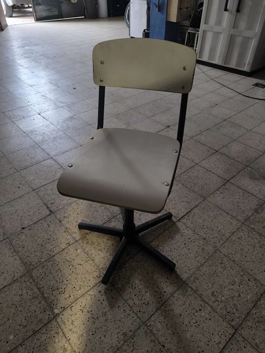Cadeira/banco regulável em altura