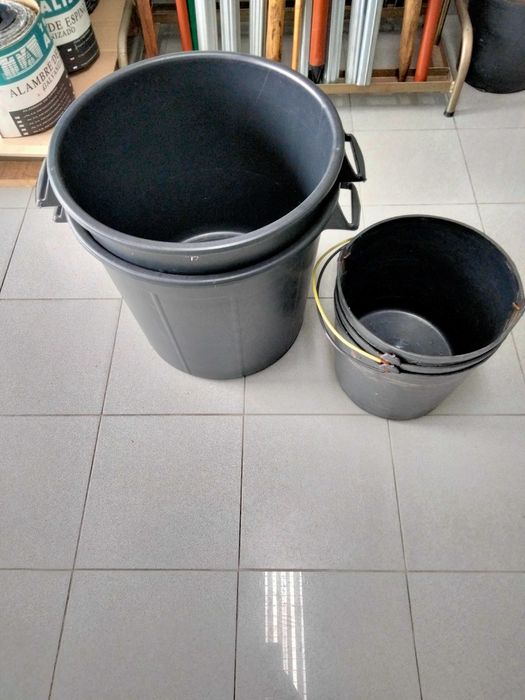 Caixas empilháveis e baldes