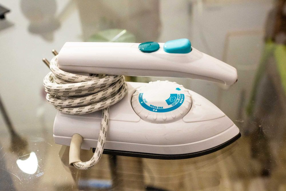 Żelazko turystyczne – działa, kompaktowe, 230-240V