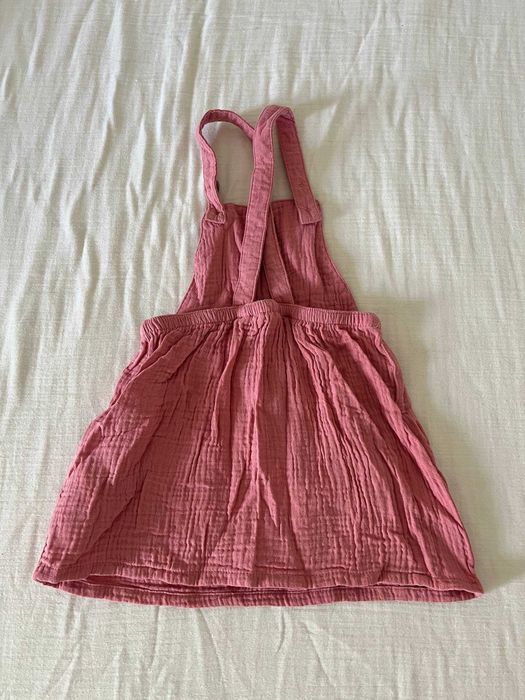 Vestido jardineira de musselina rosa, botões de madeira, 18-24 meses