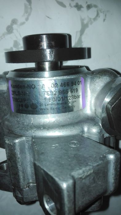 Bomba direção assistida Mercedes Benz