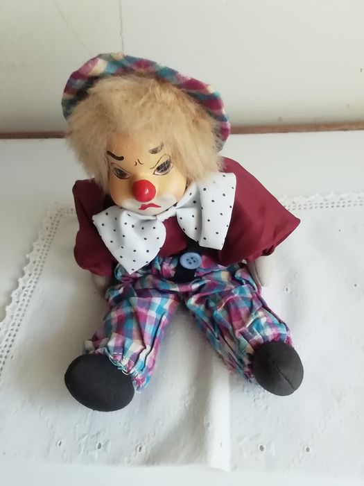 Palhaço careca atrás