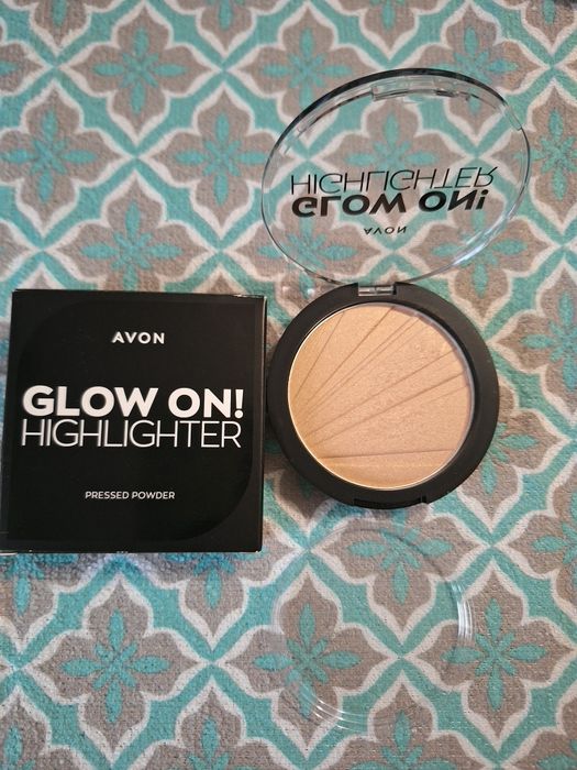 Avon Puder Rozświetlający Golden Glow
