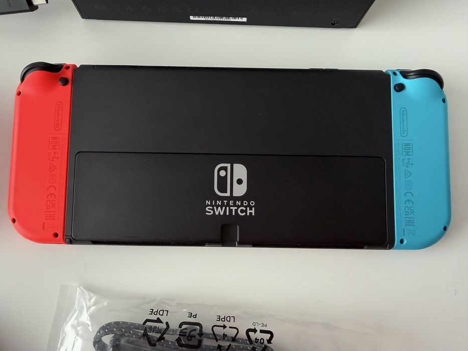 Konsola Nintendo Switch Oled czerwono - niebieska