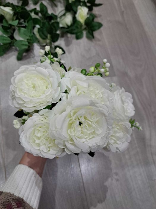 Łuk ślubny, tiul, dekoracje ślubne, sztuczne kwiaty