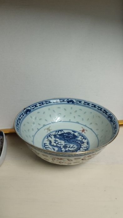 Taças pratos e colheres de porcelana chinesa