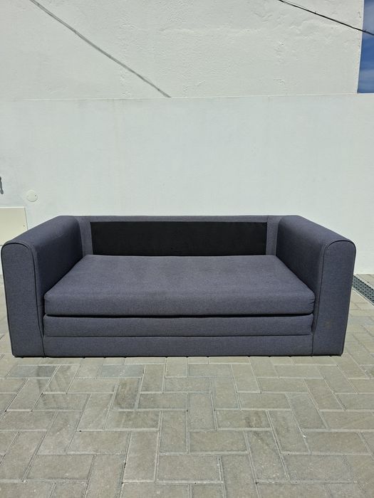 Sofá-Cama Cinza Escuro com Almofadas (Excelente Estado)
