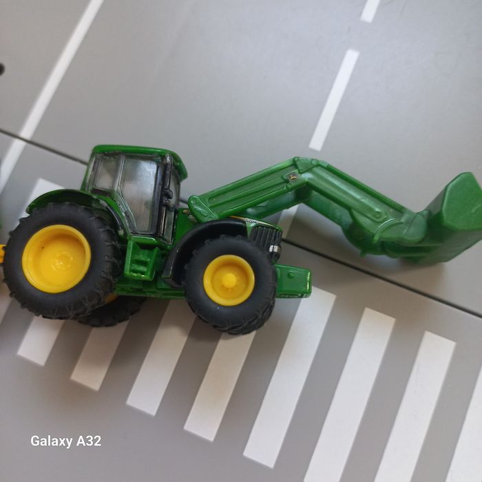 Siku  traktor John deere z ladowaczem I przyczepa  metalowa