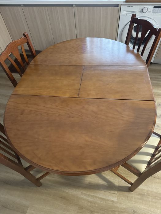 Mesa de jantar com cadeiras