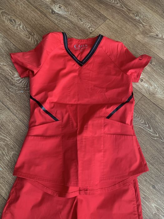 Медичний , червоний  костюм