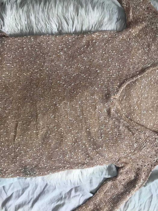 Camisola de malha com brilhantes e detalhe de lantejoulas nos ombros