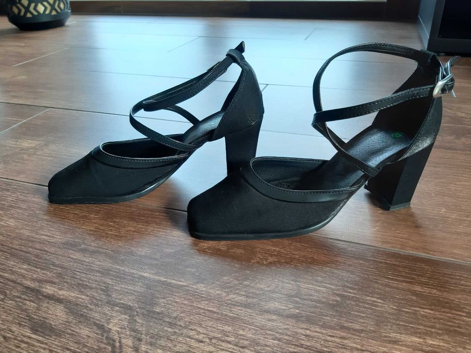 Buty czarne na obcasie