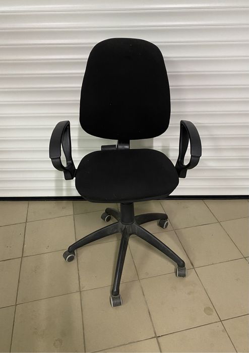 Офисное кресло