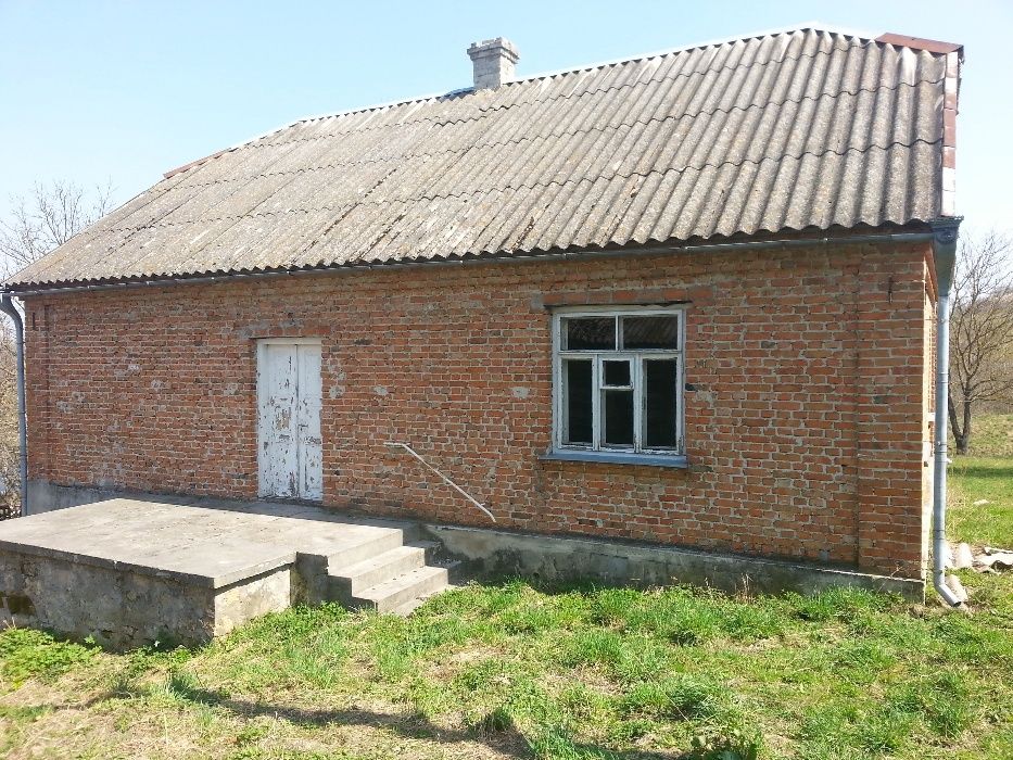 Продаж великого цегляного будинку