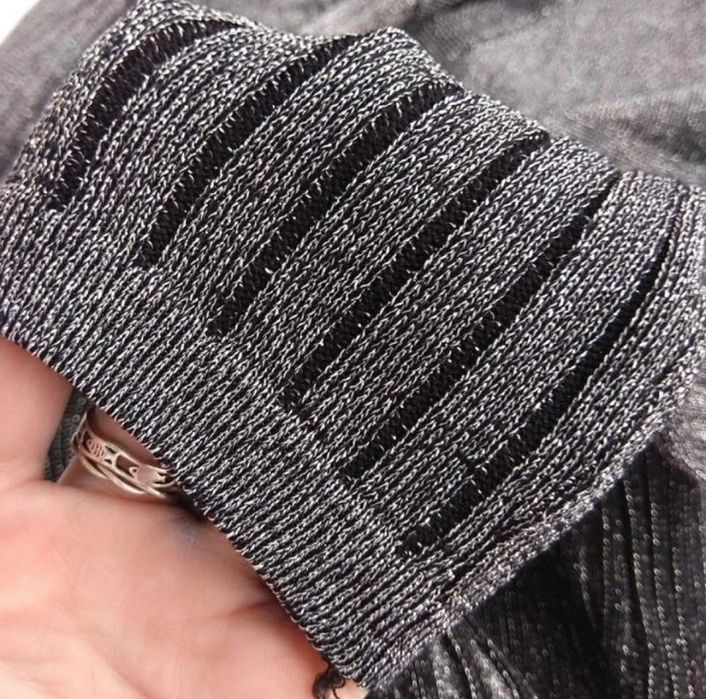 Теплое трикотажное платье миди с люрексом и юбкой плиссе.