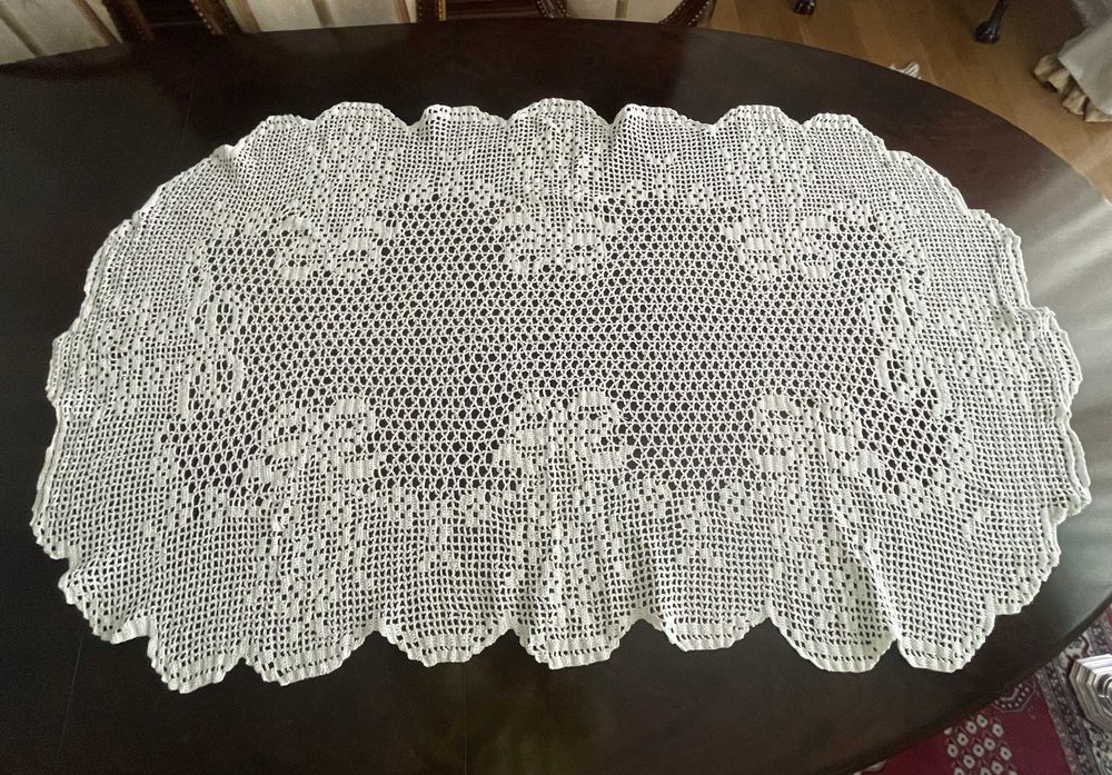 Toalha de mesa pequena, totalmente feita à mão e em renda