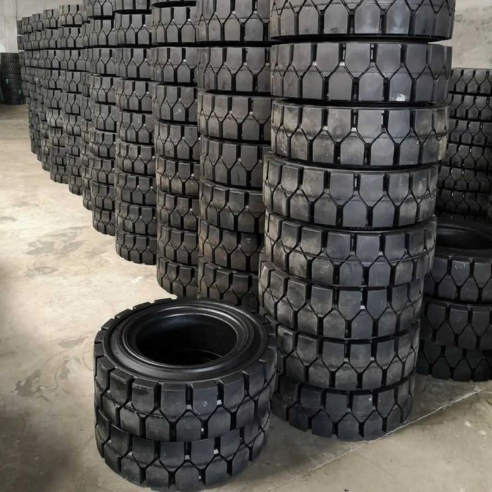 Шина для вилочного погрузчика суперэластик 18X7-8 H992A RockBuster