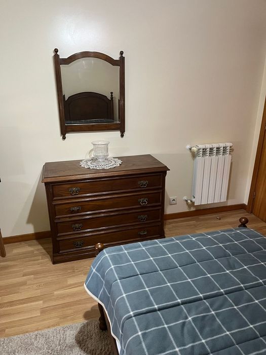 Cómoda usada, em bom estado.