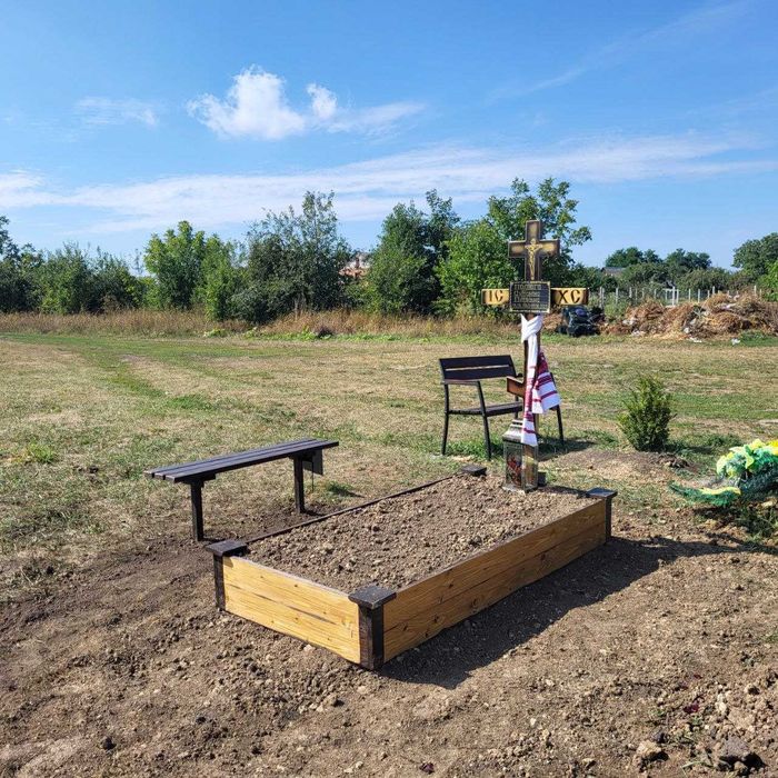 Догляд за могилами: прибирання, фарбування