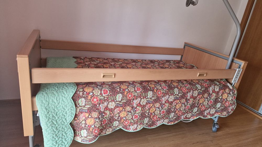 Cama de  madeira articulada