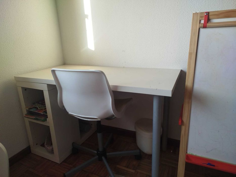 Secretaria e cadeira IKEA