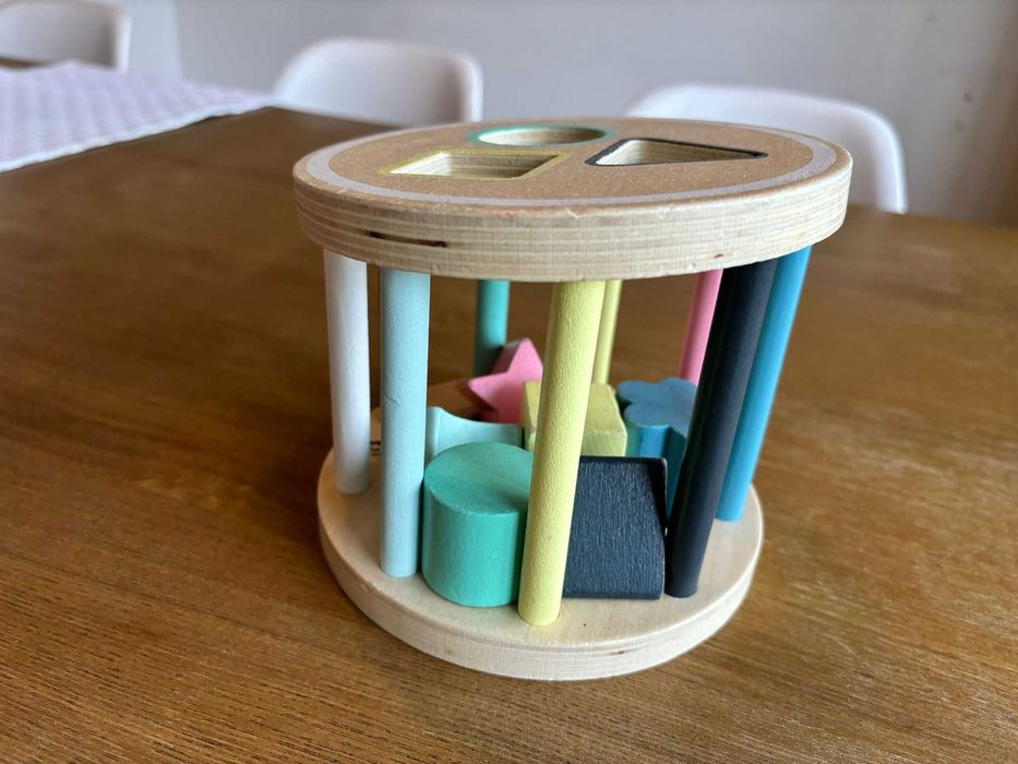 Brinquedo de madeira com formas geométricas de encaixe