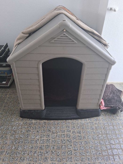 Casota em plástico para cão