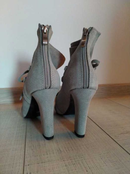 Szare buty na obcasie