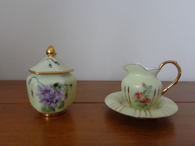Pote em porcelana pintado à mão