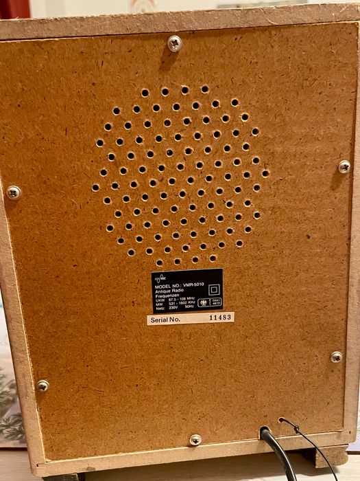Старий радіоприймач .