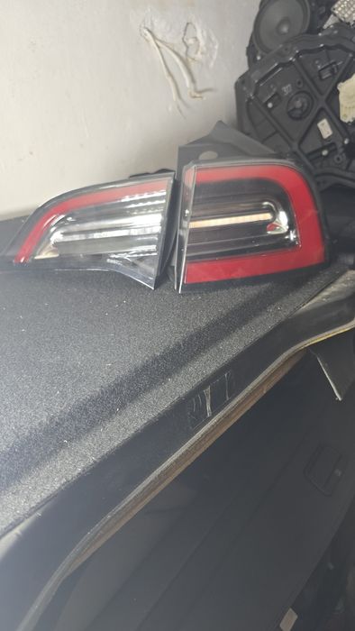 Задній фонарь в ляду Tesla model