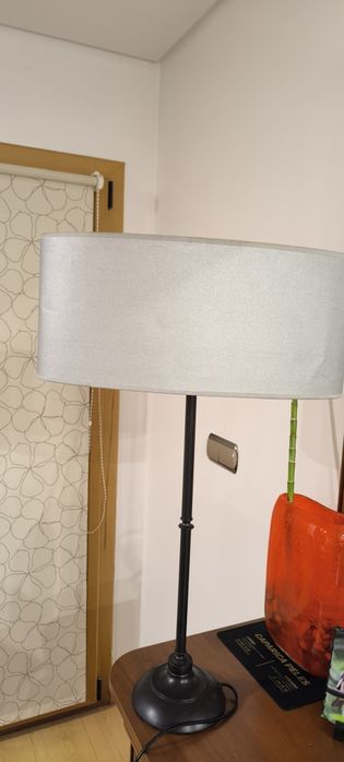 Candeeiro com pé em ferro