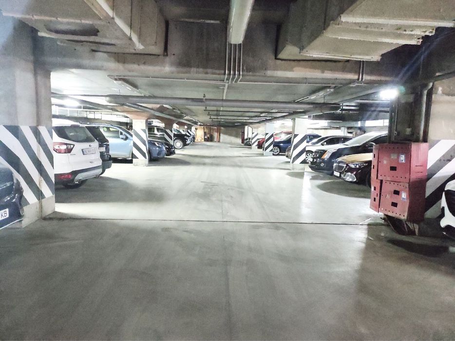 Продам парко место  в  центе  район К 12  Женева низ Проспекта Поля