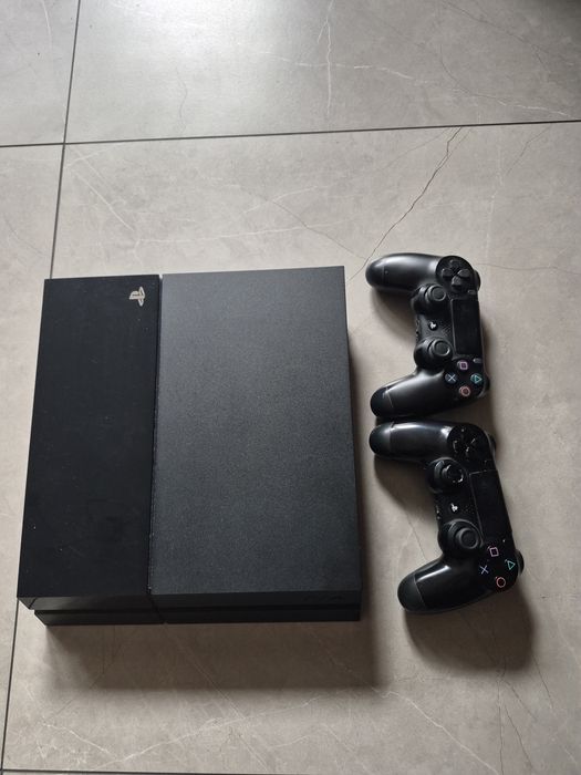 Konsola ps4 z dwoma padami