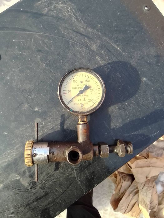 Прилад для перевірки тиску