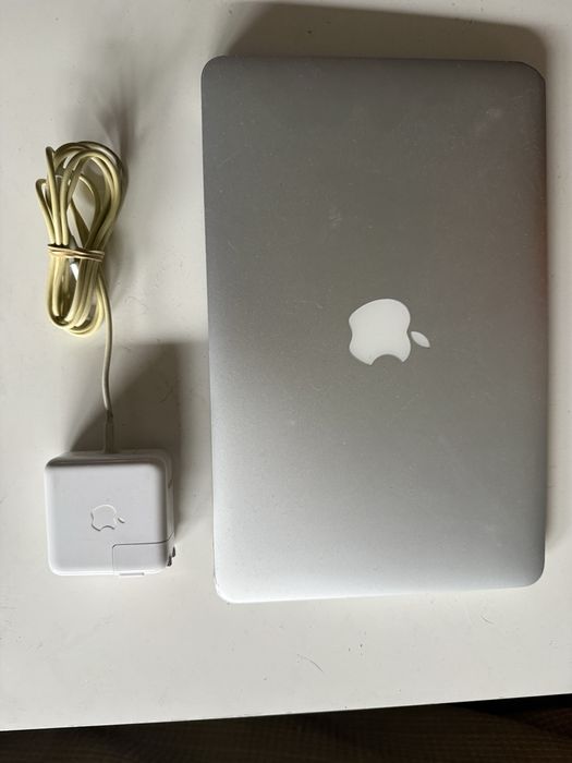 MacBook Computer 2013449960198181365761