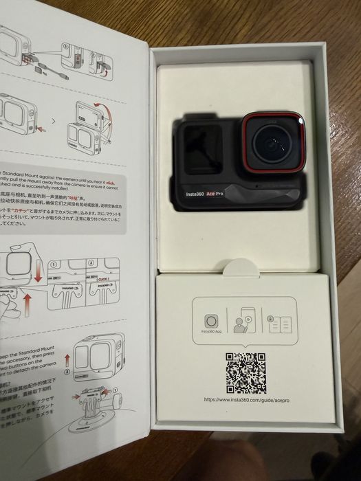 Kamera sportowa INSTA360 Ace Pro (dwie baterie, uchwyt, przylepiec)