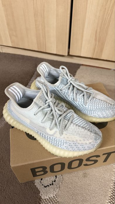 YEEZY boost 350 v2 cloud white
