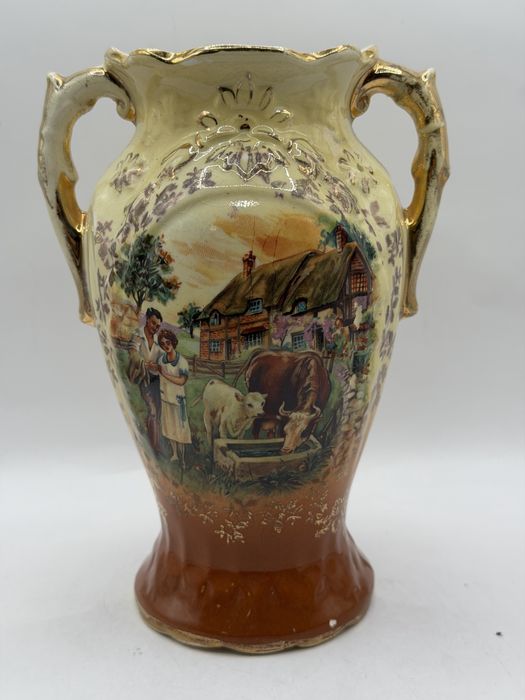 Ceramiczny wazon z dwoma uchwytami w stylu secesyjnym