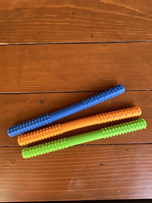 Gryzak dla dzieci w trzech kolorach polecane od logopedy