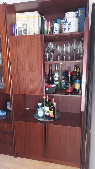 2 moveis de sala: vitrine e estante