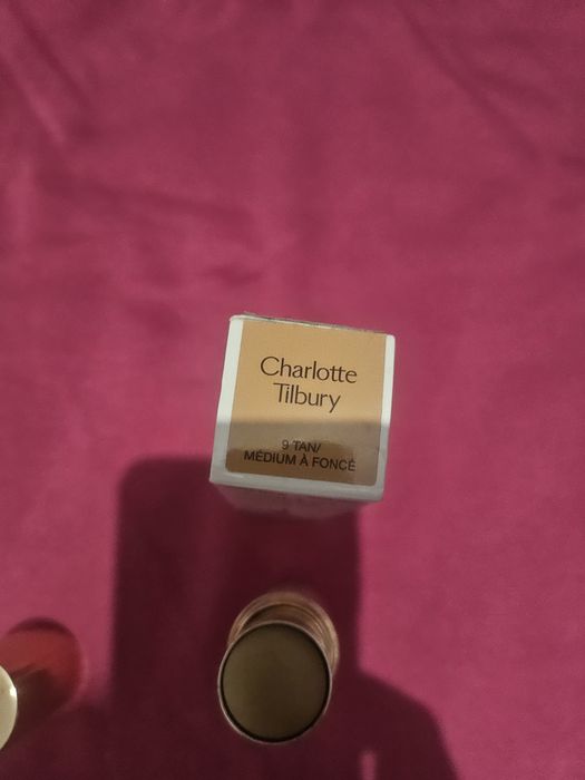 Podkład w sztyfcie Unreal Charlotte Tilbury