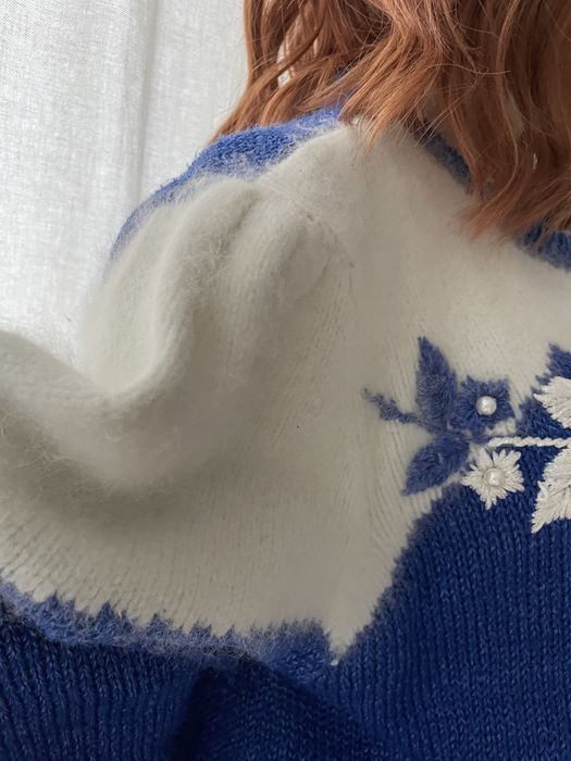 Zjawiskowy sweter ze zdobienie angora haft biały niebieski xl