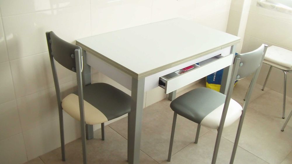 Mesa de cozinha e 2 cadeiras (SEMI NOVOS)