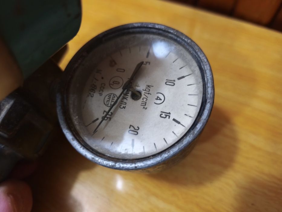 Кислородный редуктор, используемый для газосварки и резки.